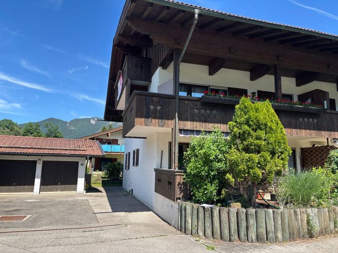 Dachgeschosswohnung in Unterwössen mit traumhaftem Blick in die Berge – Ansicht Gebäude