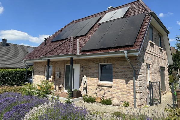 Modernes Einfamilienhaus mit Photovoltaikanlage und Garten in Wacken