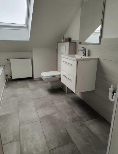 Direct beschikbaar, volledig gerenoveerd 3-kamerappartement op de bovenste verdieping met tuin, garage, 2 parkeerplaatsen & PV-installatie – Foto 16