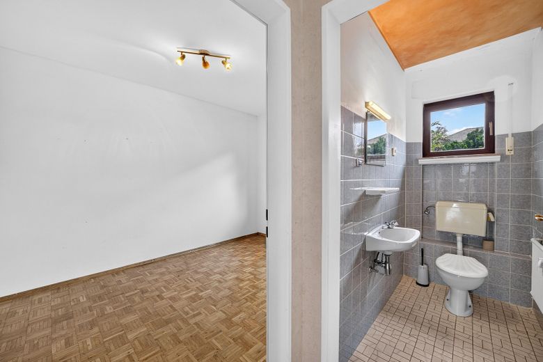 Großzügiges Wohnen mit schönem Garten – Einfamilienhaus mit Einliegerwohnung – Erdgeschoss- Zimmer, Gäste-WC 
