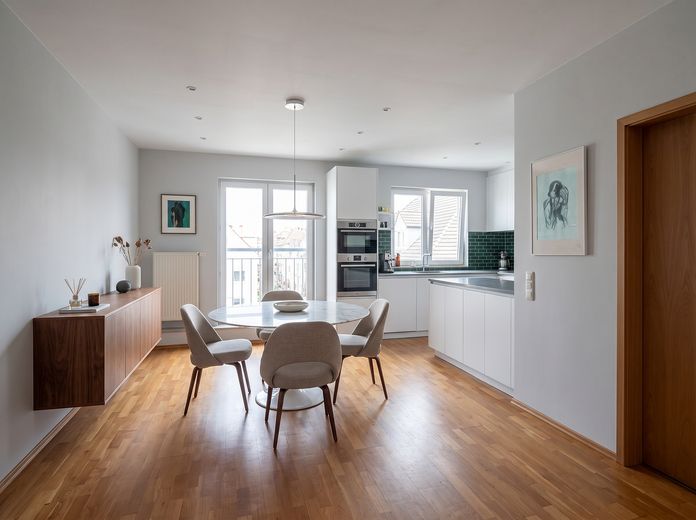 Charmante 3-Zimmer-Wohnung mit großzügigem Balkon im Mauritius Viertel, Köln – Wohnküche KI 2