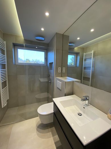 Kernsanierte 3-Zimmer-Wohnung mit Balkon,2 WCs & Luxusbad-barrierefreiem Zugang – Foto 1