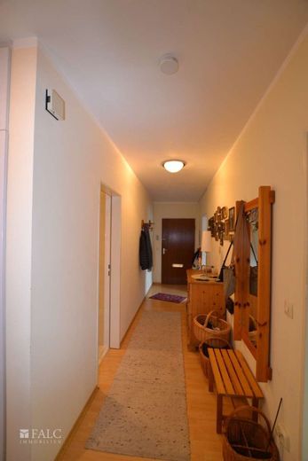 Langjährig vermietete 3-Zimmer-Wohnung mit Balkon und Stellplatz - Kapitalanlage mit Perspektive – Flur
