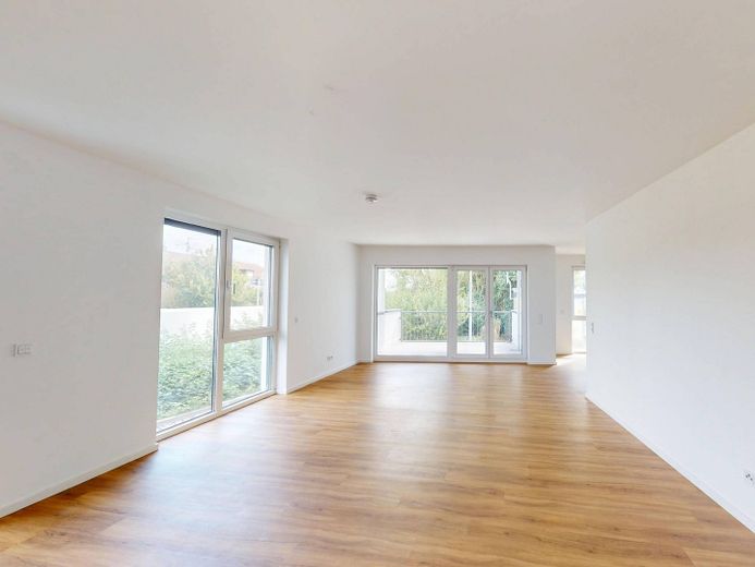 Lichtdurchflutete 3-Zimmer-Wohnung mit EINBAUKÜCHE, BALKON und 2 Bädern – Ansicht II: Wohn- und Esszimm…