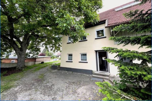 Wolnostojący, wyremontowany dom jednorodzinny, dostępny do zamieszkania, z dużą stodołą i idylliczną działką!