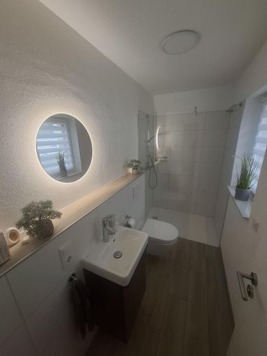 -Reserviert- Neuwertiges Modernes Einfamilienhaus KFW 55 -Provisionsfrei- – Gäste-WC mit Dusche