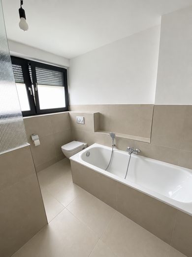 Hochwertig modernisiertes Einfamilienhaus in begehrter, stadtnaher Lage (provisionsfrei, Erstbezug) – Badezimmer