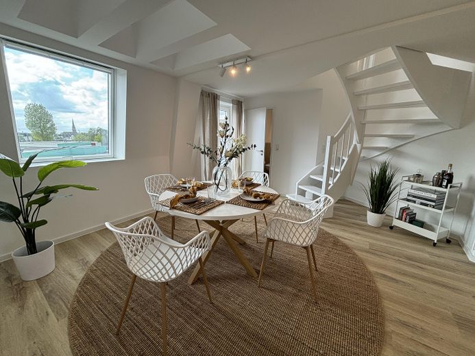 Vollmöblierte 2,5-Zimmer-Maisonette mit Tageslichtbad & Kellerraum - Neubau 2024 in Köln Mülheim! – Wohnbereich