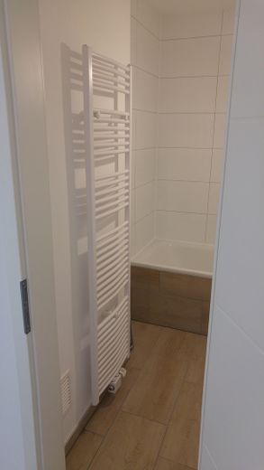 Topsanierte DG Wohnung, WG geeignet, Einbauküche, zentral – Foto 16