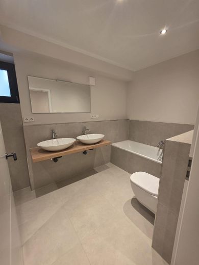 Новобудова, перше заселення – Weiteres Badezimmer mit zwei W