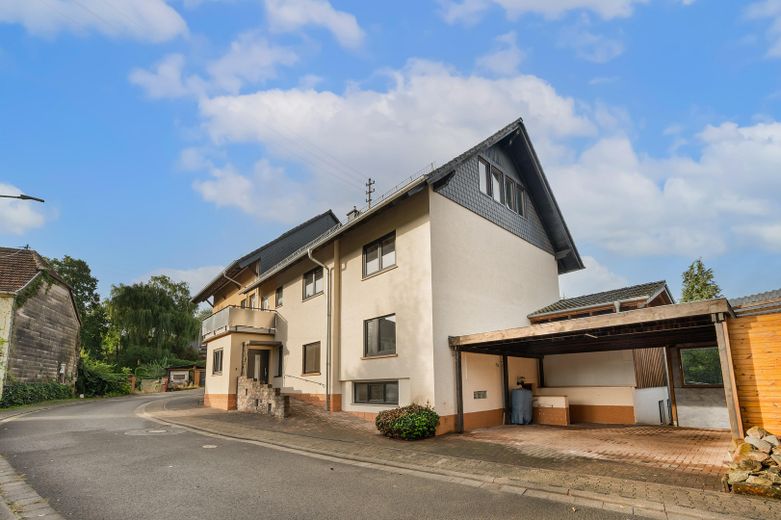 Großes Wohnhaus zur Nutzung als ZFH, Mehrparteivermietimmobilie oder Mehrgenerationenhaus – Vorderansicht mit Carport
