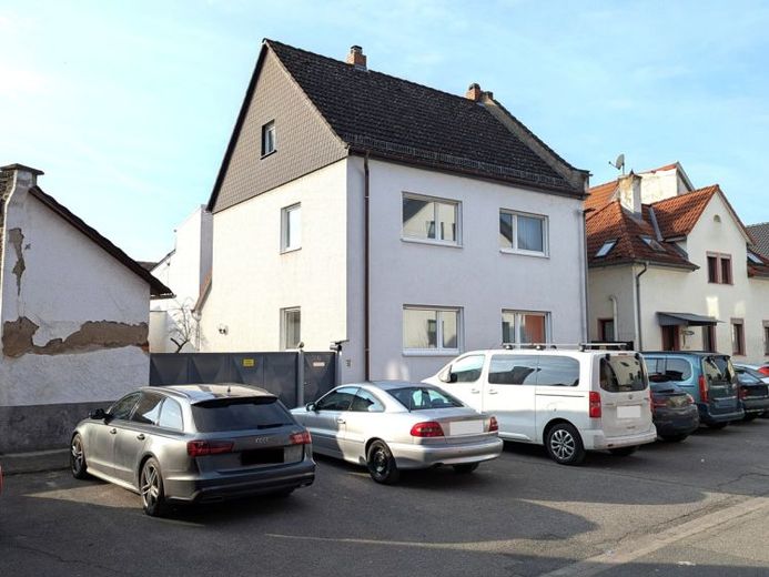 Einfamilienhaus mit Anbau, Doppelgarage und Stellplätzen – फोटो 1