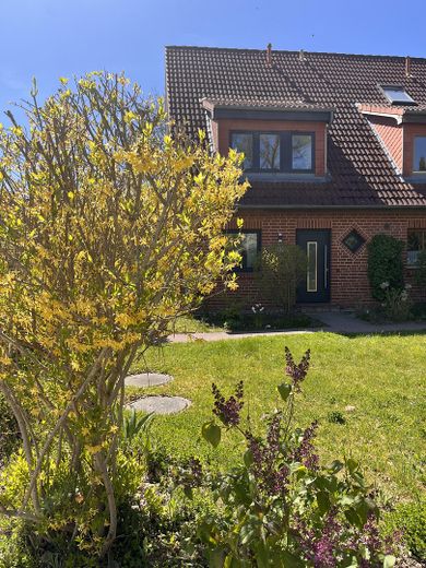 Bullerbü-Flair und Ostsee-Nähe zwischen HH und HL: Reihenendhaus – frisch modernisiert – Frontansicht