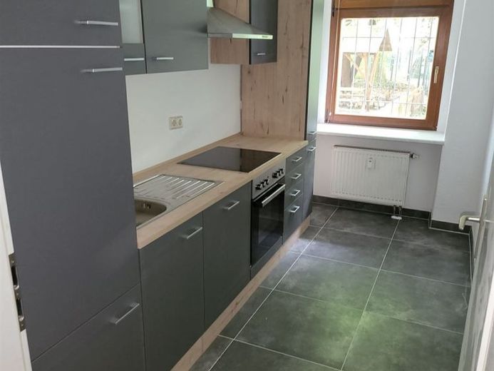 Großzügige und neu renovierte 2-Zimmer mit EBK & Laminat im Zentrum! – फोटो 1
