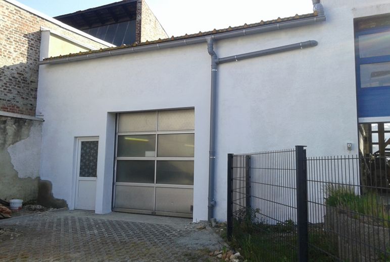 Ehem. Autohaus - Kleinteilig aufgeteilt - Kapitalanlage od. Selbstnutzer – Halle Ost mit Sektionaltor