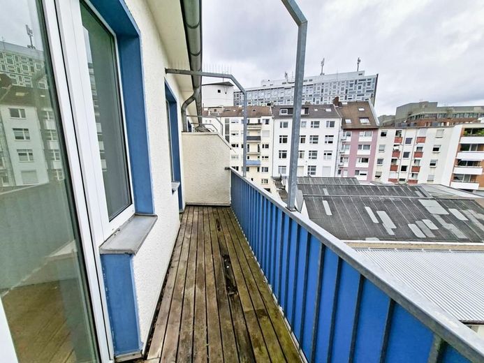 CITYHOUSE: Zentrale 3 Zimmer Wohnung in der Südstadt mit zwei Balkonen, Keller und separater Garage – Balkon zur Rückseite (Garagenhof)