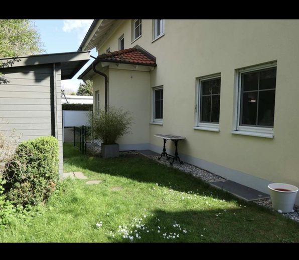 Ihr privates Zuhause in Weilheim – großzügiger Garten, stilvolles Wohnen & viel Privatsphäre – Garten hinten