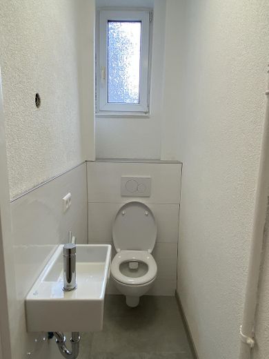 Stilvoll sanierte 2-Zimmer-Wohnung in Stuttgart-Süd (nähe Marienplatz) zur Miete ab 01.08.26 – Bad (WC & Dusche)