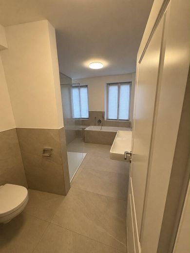 Appartement exclusif de 4 pièces dans la vieille ville avec terrasse sur le toit | Climatisation | Pompe à chaleur – Badezimmer