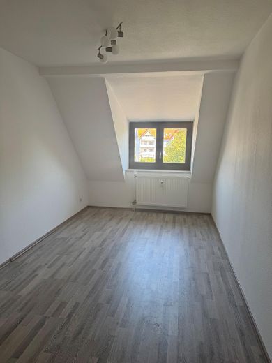 Charmante Dachgeschosswohnung im 2. Obergeschoss – großzügiges Wohnen im beliebten Stadtosten – SZ 2