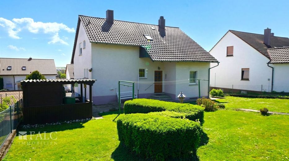Idylle &amp; Raum vereint: Ein- bis Zweifamilienhaus in perfekter Lage in Gemmingen - FALC Immobilien – Idyllischer Garten - Eingang