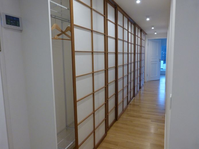 Flur mit Shoji-Schränken