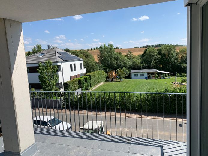 Premium 3-kamerappartement met 2 balkons, prachtig uitzicht en inbouwkeuken aan de rand van het veld! A+ – Balkon Wohnzimmer