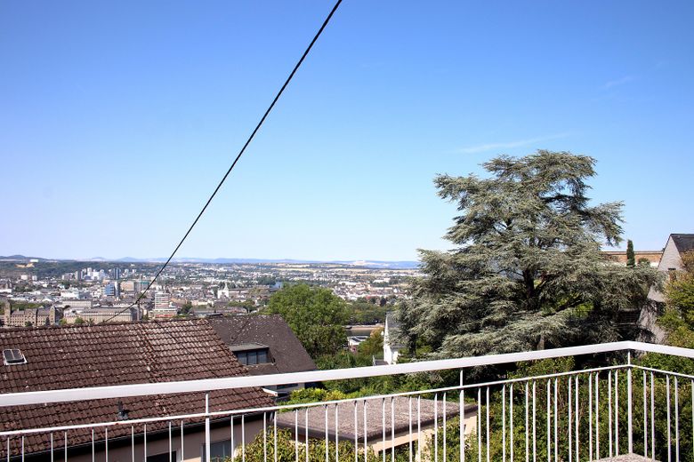 Affascinante villa su un ampio terreno divisibile, con alberi secolari e posizione elevata senza possibilità di edificazione antistante – Blick von Terasse 1.OG