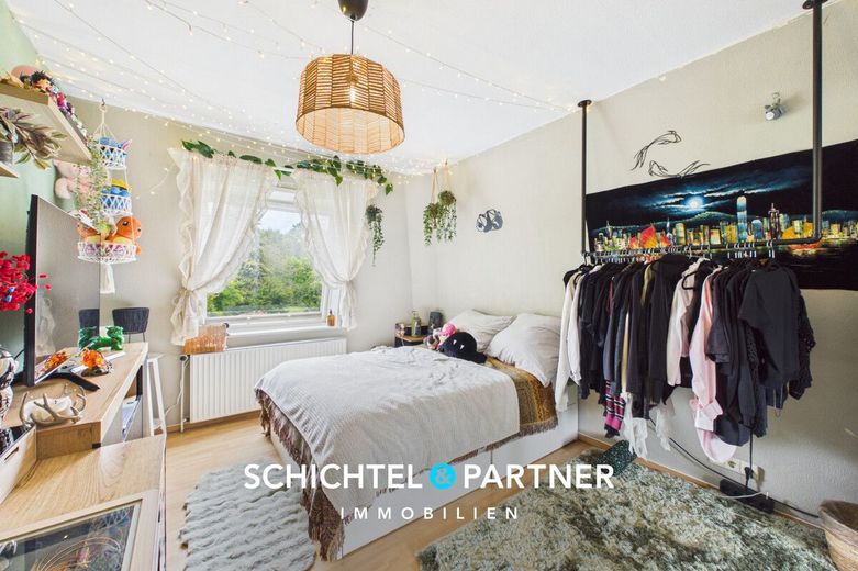 Huchting | Freistehendes Ein- Zweifamilienhaus mit großem Grundstück – S&amp;P | Schlafzimmer