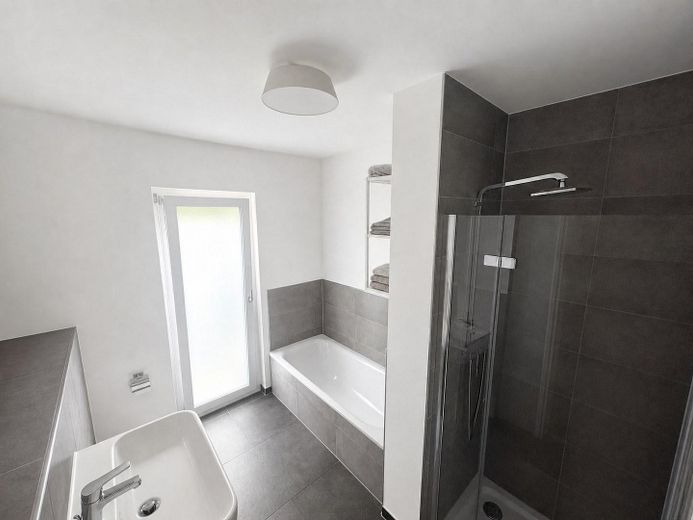 Exklusive 4-Zimmer-Gartenwohnung mit ca. 290 m² Garten und Hausgefühl am Riedberg – Badezimmer