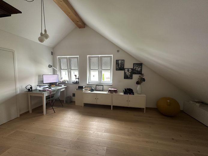 Near Simmerleinplatz: As-new, bright XXL semi-detached house, upscale features, KFW70 standard, with fitted kitchen – Dachgeschoss