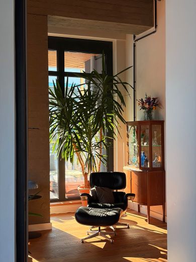 Viel Platz für den Alltag in dieser modernisierten 4-Zimmer-Loftwohnung in Lichtenberg – Wohnzimmer Ansicht