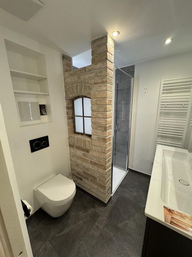 Einzigartiges Altstadt-Juwel in Weilheim mit eigenem Stadtgarten – kernsanierte 6-Zimmer-Maisonette – Bad 1, Foto 1, 2. OG