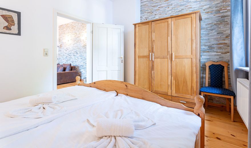 PROVISIONSFREI: Denkmal-Villa & 5 FEWOs | Rendite, Eigennutz o. Baupotenzial auf 1.203 m² – Schlafzimmer Remise Wohnung 4