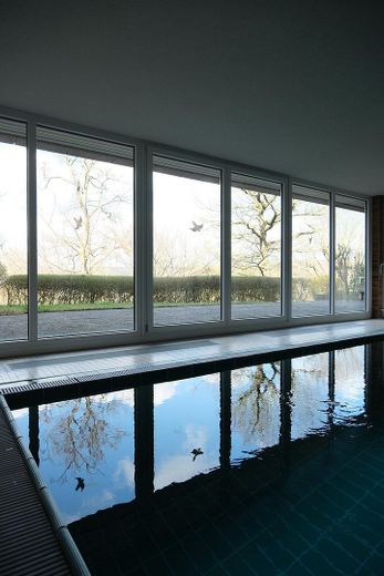 Sofort bezugsfrei: Barrierefreie 135m²-Wohnung (3 Zi.) mit Balkon, Stellplatz, Pool & Sauna – Schwimmbad 1