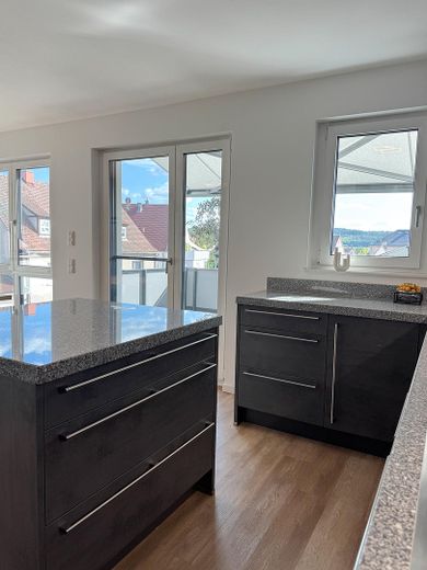 Exklusive 3-Zimmer-Wohnung in Fürth-Burgfarrnbach – hochwertige Küche, Balkon, Aufzug & TG – Küche 4