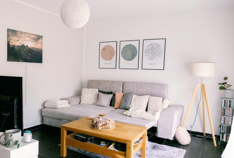 Senza commissioni! Casa bifamiliare sfalsata su più livelli, personalizzata, con garage doppio e vista panoramica! – Wohnzimmer