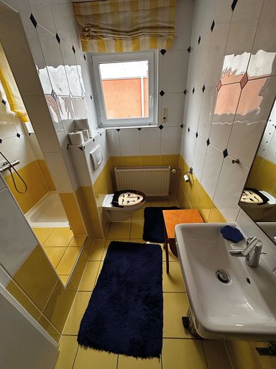 Einfamilienhaus mit Einliegerwohnung und viel Platz (Nutzfläche), 6 Zimmer, Bad Dürkheim – Gästebad