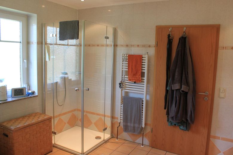 Dusche und Handtuchheizung