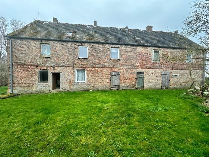Investmentchance auf Rügen: Mehrfamilienhaus + ca. 3.087 m² Grundstück, Wasser-/Ostseenähe – Rückseite Haus