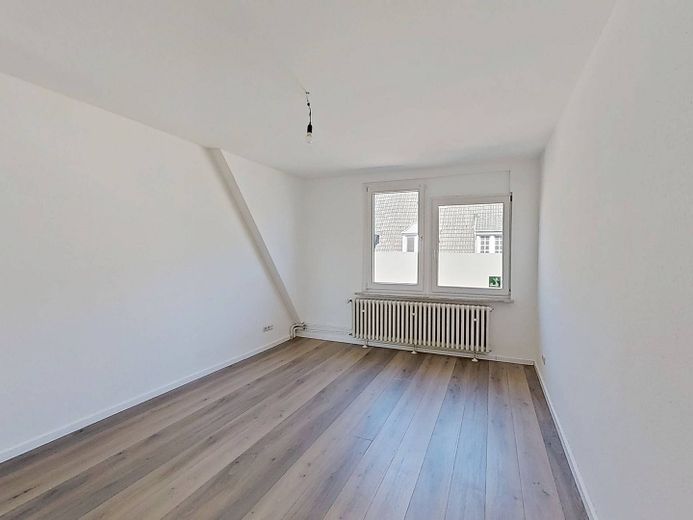 Aynı anda merkezi ve sakin: Neumünster'de aydınlık, kullanışlı 2 odalı çatı katı dairesi – Ansicht I: Schlafzimmer