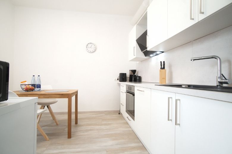 Bright, fully renovated and furnished apartment for your professional stay, with garden terrace, stylish large shower room and internet access. – fd85bc857a3f5261dfaa0226cacd0077a85b5919.jpg