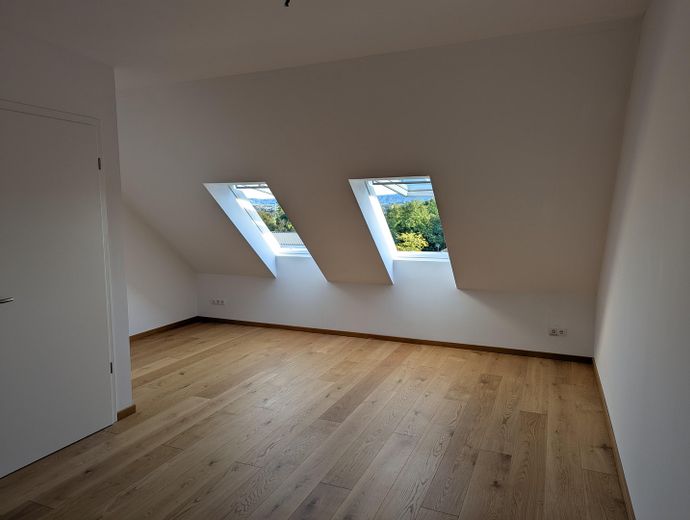 ZimmerDachgeschossFensterseite