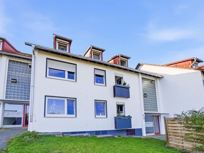 4 Zi. Wohnung, 2 Garagen + 2 Stellplätze – Hausansicht