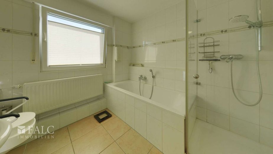Moderne Doppelhaushälfte auf Erbbaugrundstück - familienfreundlich und ruhig – Badezimmer 1.OG