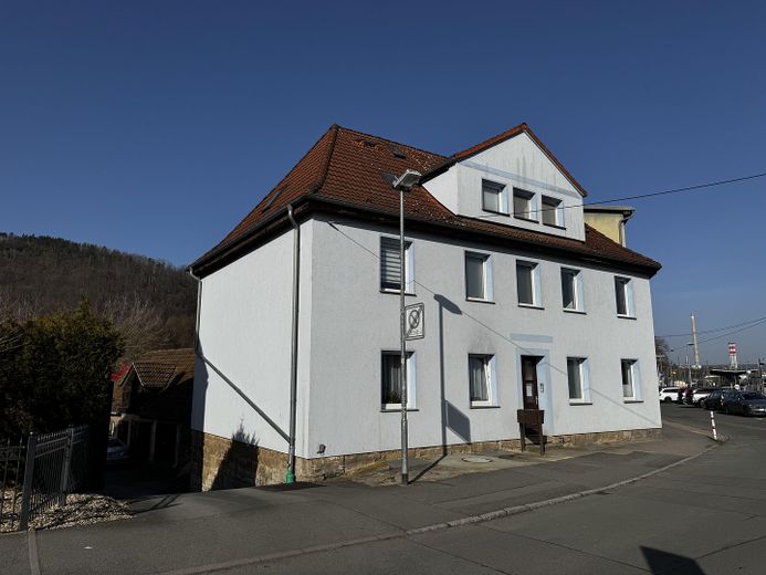 Luminoso appartamento mansardato | 2 locali, cucina, letto rialzato e vasca da bagno | Animali domestici "Sì" – Haus von außen