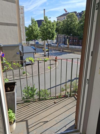 Helle Einzimmerwohnung mit Pantry Küche in zentraler Lage – Balkon