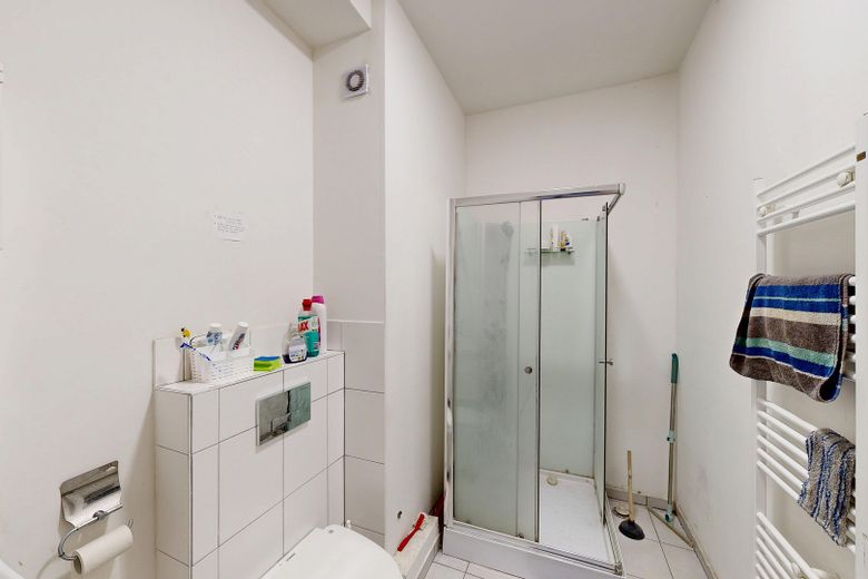 Renditeobjekt, vermietete 6er-WG mit 3 Badezimmern – Badezimmer 1