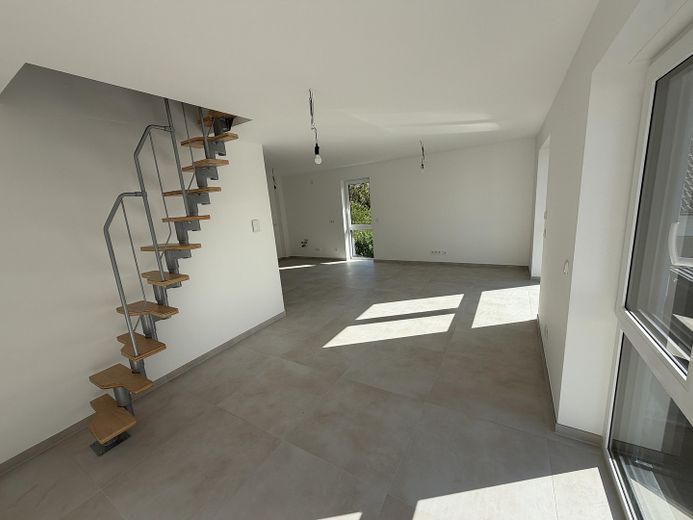 Exklusiver Neubau-Erstbezug – Stilvolle 3-Zimmer-Maisonette Wohnung – Wohnzimmer/Treppe nach oben