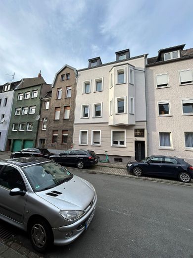Wohnen am Park! Ruhige und helle 3 Zimmer-Wohnung im 3. OG. – Fassade